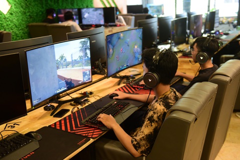 Bạn trẻ chơi game online tại một tiệm game trên đường Nguyễn Kim, quận 5, TP.HCM - Ảnh: QUANG ĐỊNH Bạn trẻ chơi game online tại một tiệm game trên đường Nguyễn Kim, quận 5, TP.HCM - Ảnh: QUANG ĐỊNH