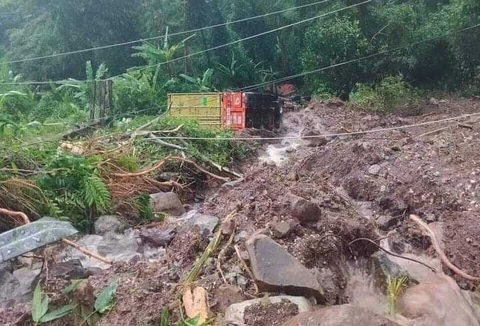 Mưa lớn làm sạt lở nhiều đoạn đường tại tỉnh Bolykhamxay, Trung Lào, ngày 4/8/2023. Ảnh: TTXVN Mưa lớn làm sạt lở nhiều đoạn đường tại tỉnh Bolykhamxay, Trung Lào, ngày 4-8 - Ảnh: TTXVN