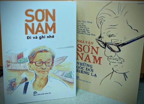 Gặp Sơn Nam ở Những góc đời riêng lạ - Ảnh 1. Hai quyển sách ra mắt nhân tưởng niệm 15 năm ngày mất của nhà văn Sơn Nam - Ảnh: LINH ĐOAN