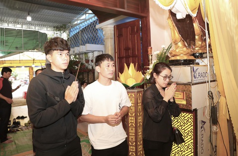 Tiền vệ Minh Vương (giữa) đến viếng trợ lý HLV Dương Minh Ninh - Ảnh: MINH TRẦN Tiền vệ Minh Vương (giữa) đến viếng trợ lý HLV Dương Minh Ninh - Ảnh: MINH TRẦN
