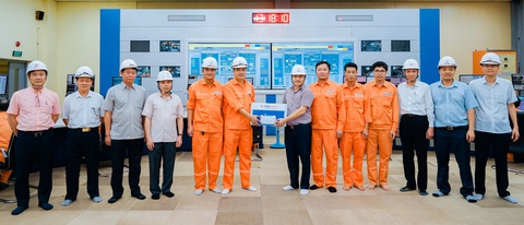 EVNGENCO1 tiếp tục đảm bảo nguồn điện cho hệ thống - Ảnh 4. Lãnh đạo EVNGENCO1 tặng quà cho các đơn vị thuộc Tổng công ty - Ảnh: EVNGENCO1