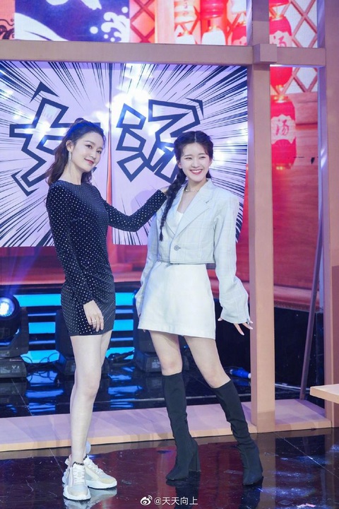 Triệu Lộ Tư bị 'vạch trần' cách ăn gian chiều cao, lạm dụng chỉnh ảnh - Ảnh 5. Dù có giày cao gót hỗ trợ nhưng Triệu Lộ Tư vẫn thấp bé thấy rõ so với đàn chị Lý Thấm