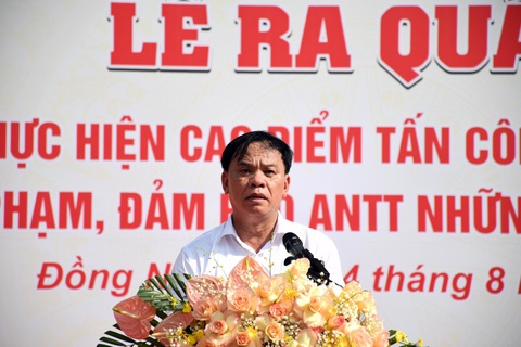 Công an Đồng Nai mở đợt cao điểm tấn công trấn áp tội phạm - Ảnh 1. Ông Võ Tấn Đức, quyền chủ tịch UBND tỉnh Đồng Nai, phát biểu tại lễ ra quân trấn áp tội phạm - Ảnh: H.M.