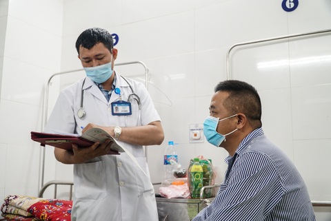 Bác sĩ Tạ Huy Hải thăm khám cho bệnh nhân tại Bệnh viện Đặng Văn Ngữ - Ảnh: NGUYỄN HIỀN Bác sĩ Tạ Huy Hải thăm khám cho bệnh nhân tại Bệnh viện Đặng Văn Ngữ (Hà Nội) - Ảnh: NGUYỄN HIỀN
