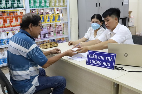 Người dân nhận lương hưu tại một điểm trả lương tại Tây Ninh trong ngày 14-8 - Ảnh: BẢO HIỂM XÃ HỘI Người dân nhận lương hưu tại một điểm trả lương ở Tây Ninh trong ngày 14-8 - Ảnh: BẢO HIỂM XÃ HỘI