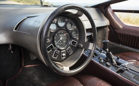 Những nội thất xe kỳ lạ nhất từng xuất hiện - Ảnh 1. Maserati Boomerang (1971) - Nội thất mẫu xe thể thao vóc dáng hình mũi tên này sử dụng vô lăng xoay quanh cụm đồng hồ đặt trực tiếp bên trong. Tuy nhiên, khu vực này thực sự khó để người dùng quan sát thông tin khi đang cầm lái. Đó là chưa kể vị trí vô lăng nay cầm khá bất tiện khi vuông góc với mặt đất - Ảnh: Autocar