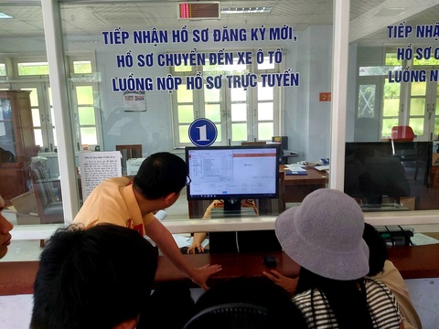 Cấp, thu hồi đăng ký, biển số xe ở Đà Nẵng: ‘Rối bời’ vì hệ thống bị trục trặc - Ảnh 1. Hệ thống gặp trục trặc - Ảnh: ĐOÀN CƯỜNG