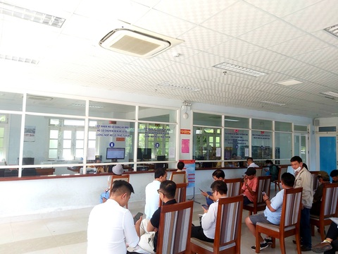 Cấp, thu hồi đăng ký, biển số xe ở Đà Nẵng: ‘Rối bời’ vì hệ thống bị trục trặc - Ảnh 2. Nhiều người dân bấm số thứ tự và ngồi chờ từ sáng đến trưa nhưng chưa làm được các thủ tục - Ảnh: ĐOÀN CƯỜNG