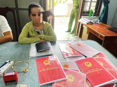 ‘Con dâu’ thuê người giả cha mẹ làm đám cưới để lừa nhà chồng: Người đóng vai có phạm luật? - Ảnh 1. Đỗ Thị Yến Ly tại cơ quan công an - Ảnh: H.B.