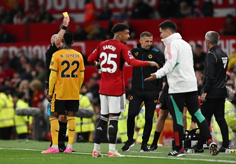 Cơ quan quản lý trọng tài xin lỗi Wolverhampton sau trận thua oan Man United - Ảnh 3. HLV O'Neil (thứ 3 từ phải sang) bị rút thẻ vàng cuối trận - Ảnh: REUTERS