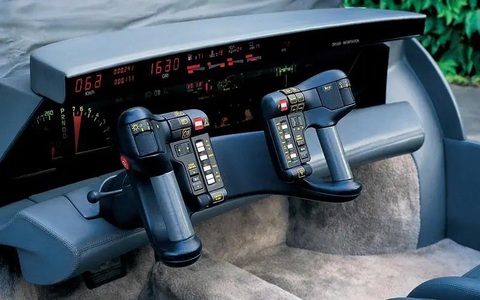 Những nội thất xe kỳ lạ nhất từng xuất hiện - Ảnh 3. Oldsmobile Incas (1986) - Nội thất mẫu xe Mỹ do ItalDesign lên ý tưởng với “vô lăng” không thể kỳ dị hơn. Người dùng sẽ lái xe qua 2 tay cầm trước mặt họ như khi đang chơi game. Ít nhất thì hệ thống bảng đồng hồ hiển thị khổng lồ phía sau trên dòng tên này bây giờ đã trở thành “tiêu chuẩn” của làng xe - Ảnh: Autocar