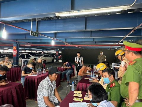 TP Thủ Đức dẹp 'xe dù' bằng dữ liệu giám sát hành trình - Ảnh 2. Các đơn vị kiểm tra giấy tờ, test ma túy tài xế ở một số cảng trên địa bàn TP Thủ Đức - Ảnh: CA TP Thủ Đức cung cấp