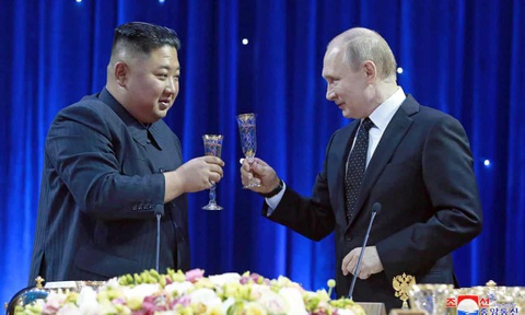 Nhà lãnh đạo Triều Tiên Kim Jong Un (trái) gặp gỡ Tổng thống Nga Vladimir Putin vào năm 2019 - Ảnh: KCNA Nhà lãnh đạo Triều Tiên Kim Jong Un (trái) gặp gỡ Tổng thống Nga Vladimir Putin năm 2019 - Ảnh: KCNA