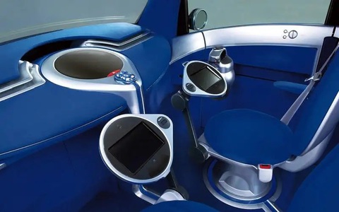 Những nội thất xe kỳ lạ nhất từng xuất hiện - Ảnh 5. Toyota POD (2001) - Concept POD do Toyota đồng phát triển cùng Sony mở ra ý tưởng xe đô thị hiện đại thời đó, với kích thước tổng nhỏ nhắn, nhưng cabin đủ chỗ 4 người ngồi. Nhiều công nghệ thông minh nhân tạo trên xe, chẳng hạn khả năng nhận diện khuôn mặt người dùng hay tự học hỏi gu nhạc ưa thích trên POD nay đã xuất hiện rộng rãi hơn trên thị trường. Người dùng lái xe bằng tay điều khiển (nằm giữa màn hình bên phải và cửa trong ảnh) có khả năng di chuyển tiến lùi trái phải - Ảnh: Autocar
