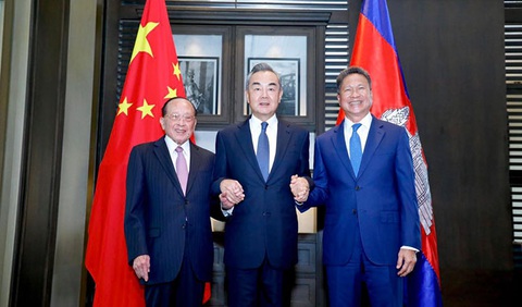 Bộ trưởng Ngoại giao Trung Quốc Vương Nghị (giữa) và Phó Thủ tướng Campuchia Hor Namhong (trái), cùng Bộ trưởng Công chính và Giao thông vận tải Sun Chanthol ở Phnom Penh, ngày 12-8 - Ảnh: MPWT Bộ trưởng Ngoại giao Trung Quốc Vương Nghị (giữa) và Phó thủ tướng Campuchia Hor Namhong (trái), cùng Bộ trưởng Giao thông và Công chính Campuchia Sun Chanthol ở Phnom Penh, ngày 12-8 - Ảnh: MPWT