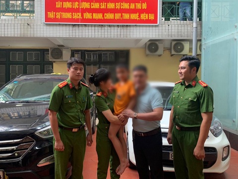 10 tiếng 'trắng đêm' truy bắt nghi phạm bắt cóc bé trai 7 tuổi ở Hà Nội - Ảnh 1. Gia đình đón bé trai về nhà - Ảnh: Công an cung cấp
