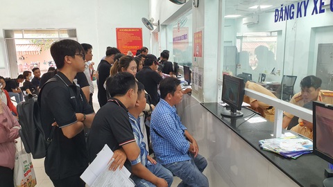 'Biển số định danh cho xe tải không thể gắn vào ô tô con' - Ảnh 2. Rất đông người dân đến làm thủ tục đăng ký xe tại Đội đăng ký xe 282 Nơ Trang Long sáng 15-8 - Ảnh: MINH HÒA