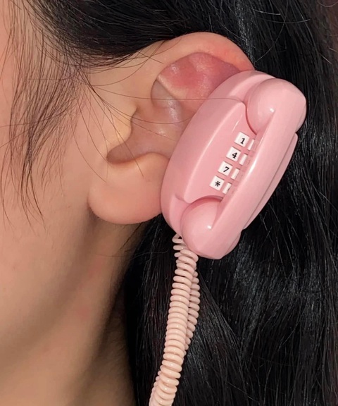 Ảnh vui 15-8: 'Chẳng cần một ai nữa, bất kể ai cũng dư thừa - Ảnh 9. Chiếc bông tai dành cho mấy đứa hay để điện thoại chế độ im lặng nè