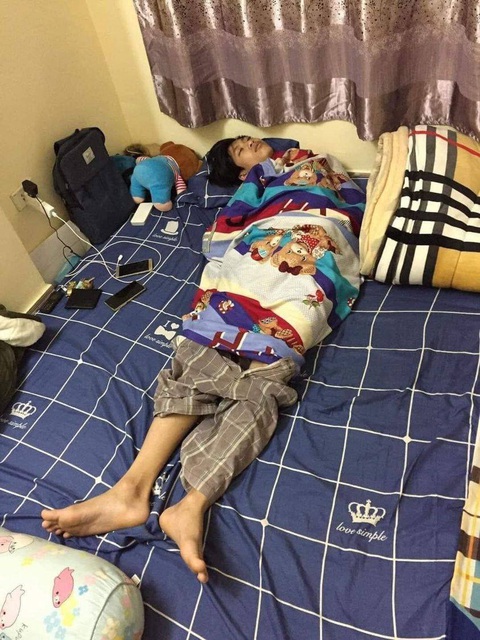 Ảnh vui 15-8: 'Chẳng cần một ai nữa, bất kể ai cũng dư thừa - Ảnh 7. "Ê mày sao mỗi lần ngủ dậy tao mỏi cổ ghê á?". Và dáng nó ngủ đáp lời.