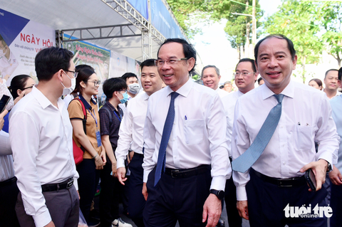 Bí thư Nguyễn Văn Nên: ‘Các bác sĩ trẻ đã biến giấc mơ thành sự thật’ - Ảnh 1. Bí thư Thành ủy Nguyễn Văn Nên cùng ông Tăng Chí Thượng - giám đốc Sở Y tế TP.HCM - tham quan các gian tư vấn, tuyển dụng tại ngày hội - Ảnh: DUYÊN PHAN