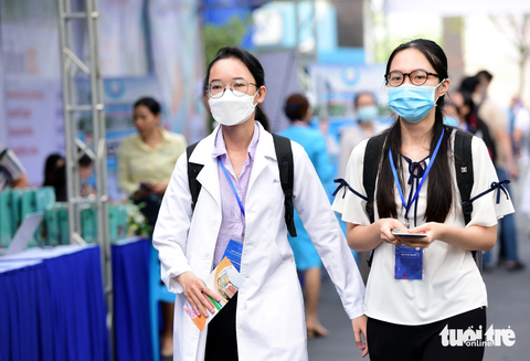 Bí thư Nguyễn Văn Nên: ‘Các bác sĩ trẻ đã biến giấc mơ thành sự thật’ - Ảnh 2. Ngay từ sáng sớm, các bác sĩ trẻ đã có mặt tại Bệnh viện Phục hồi chức năng - Điều trị bệnh nghề nghiệp để tham gia ngày hội việc làm - Ảnh: DUYÊN PHAN