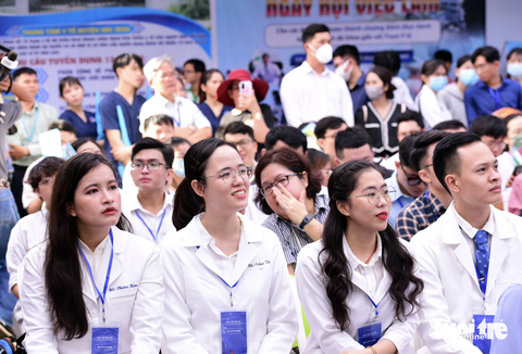 Bí thư Nguyễn Văn Nên: ‘Các bác sĩ trẻ đã biến giấc mơ thành sự thật’ - Ảnh 3. Các bác sĩ trẻ chăm chú lắng nghe thông tin tuyển dụng tại ngày hội việc làm - Ảnh: DUYÊN PHAN