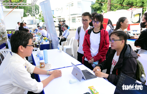Bí thư Nguyễn Văn Nên: ‘Các bác sĩ trẻ đã biến giấc mơ thành sự thật’ - Ảnh 4. Các bác sĩ trẻ tìm hiểu thông tin tuyển dụng của Bệnh viện huyện Cần Giờ - Ảnh: DUYÊN PHAN