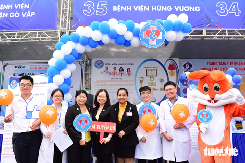 Bí thư Nguyễn Văn Nên: ‘Các bác sĩ trẻ đã biến giấc mơ thành sự thật’ - Ảnh 7. Bệnh viện Hùng Vương nhanh chóng tuyển đủ chỉ tiêu trong buổi sáng - Ảnh: DUYÊN PHAN