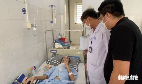 Nghệ An chỉ đạo xử lý công ty bột đá có 4 công nhân tử vong - Ảnh 1. Một công nhân từng làm việc tại Công ty TNHH Châu Tiến đang điều trị bệnh phổi tại bệnh viện - Ảnh: DOÃN HÒA
