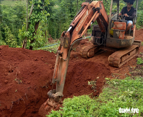 Đào rãnh thoát nước trên quả đồi 1 triệu m3 phía vai phải bờ đập - Ảnh: M.P. Đào rãnh thoát nước trên quả đồi 1 triệu m3 phía vai phải bờ đập - Ảnh: M.P.