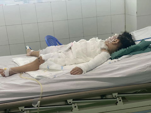 Bé 2 tuổi bị bỏng vì tưởng nước tẩy bồn cầu là nước ngọt - Ảnh 1. Các bác sĩ khuyến cáo các gia đình có con nhỏ nên để các loại sản phẩm từ hóa chất như: nước thông cống, nước tẩy bồn cầu... xa tầm tay trẻ - Ảnh: B.T