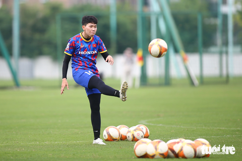 Tuyển nữ Việt Nam mới tập thể lực, chưa tập chiến thuật - Ảnh 10. Thủ thành Kim Thanh tập riêng một góc với các thủ môn khác - Ảnh: HOÀNG TÙNG