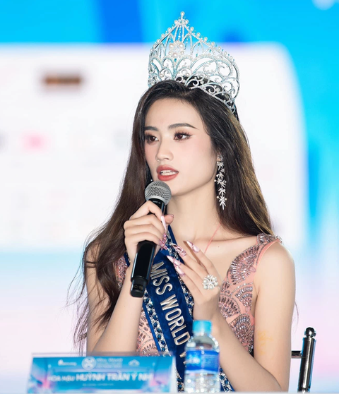 Ngay sau đăng quang, Huỳnh Trần Ý Nhi có nhiều phát ngôn gây tranh cãi - Ảnh: Facebook Huỳnh Trần Ý Nhi Ngay sau đăng quang, Huỳnh Trần Ý Nhi có nhiều phát ngôn gây tranh cãi - Ảnh: Facebook Huỳnh Trần Ý Nhi