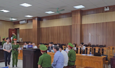 Cựu giám đốc Sở Giáo dục và Đào tạo Thanh Hóa hầu tòa vì vi phạm đấu thấu - Ảnh 1. Bị cáo Phạm Thị Hằng - cựu giám đốc Sở Giáo dục và Đào tạo Thanh Hóa (bìa trái ảnh) - được dẫn giải đến phiên tòa sáng 15-8 - Ảnh: CTV
