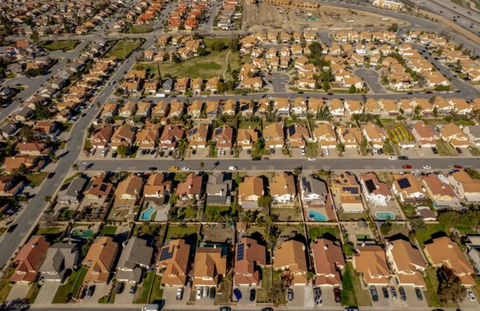 Chỉ 16% hộ gia đình tại California có đủ khả năng mua nhà ở trong quý 2 - Ảnh 1. Nhà ở tại thành phố Rialto, bang California, Mỹ - Ảnh: BLOOMBERG