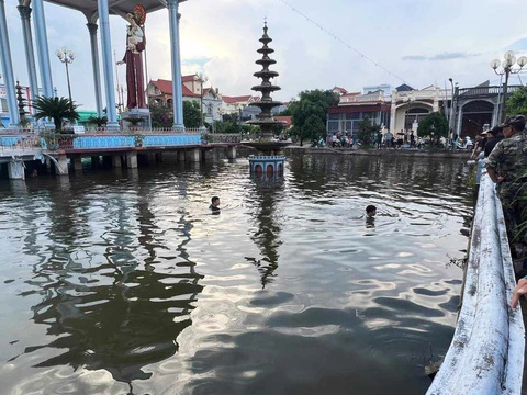 Hai bé 9 tuổi chết đuối khi trượt chân xuống ao nhà thờ - Ảnh 1. Khu vực ao hai cháu bé bị đuối nước thuộc khuôn viên nhà thờ giáo xứ Văn Lý, huyện Hải Hậu, tỉnh Nam Định - Ảnh: B.HẠNH