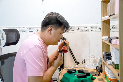 Buổi livestream bán hàng của anh Lộc bắt đầu khi sập tối và kéo dài đến nửa đêm - Ảnh: AN VI Buổi livestream bán hàng của anh Lộc bắt đầu khi sập tối và kéo dài đến nửa đêm - Ảnh: AN VI
