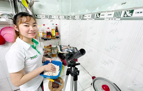 Kim Cương với đồ nghề quay TikTok rất giản đơn - Ảnh: YẾN TRINH Kim Cương với đồ nghề quay TikTok rất giản đơn - Ảnh: YẾN TRINH