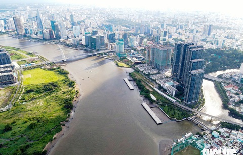 Đường ven sông TP.HCM tuyệt đẹp nhưng vẫn còn nhiều điểm nghẽn - Ảnh: CHÂU TUẤN Đường ven sông TP.HCM tuyệt đẹp nhưng vẫn còn nhiều điểm nghẽn - Ảnh: CHÂU TUẤN