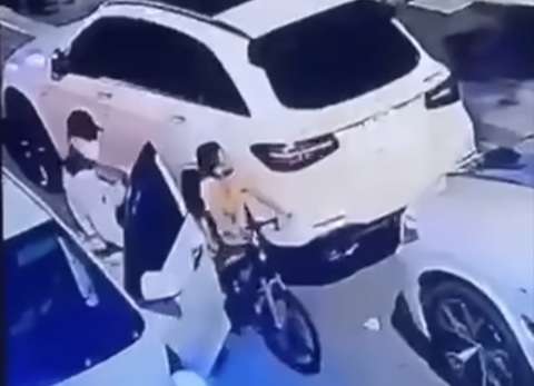 Công an Hà Nội: 'Gặp muôn vàn khó khăn' khi truy bắt kẻ bắt cóc bé trai, đòi chuộc 15 tỉ - Ảnh 2. Hình ảnh vụ việc qua camera an ninh ở hiện trường - Ảnh cắt từ camera an ninh