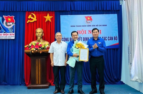 Anh Bùi Minh Tuấn (bên phải) trao quyết định công nhận và tặng hoa chúc mừng anh Nguyễn Thành Trung - Ảnh: N.Đ Anh Bùi Minh Tuấn (bên phải) trao quyết định công nhận chức danh bí thư Tỉnh Đoàn và tặng hoa chúc mừng anh Nguyễn Thành Trung - Ảnh: N.Đ.