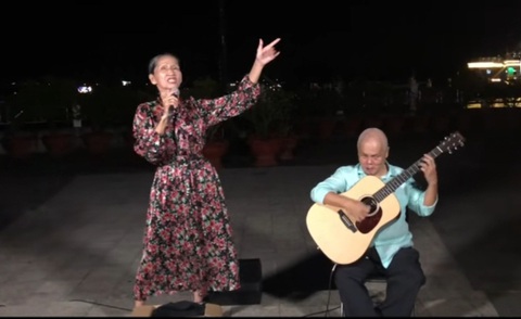Ca sĩ Lệ Hằng hát bài Thu ca cùng cây guitar mù Thanh Điền trên bến Ninh Kiều đã gây bão mạng - Ảnh: NVCC Ca sĩ Lệ Hằng hát bài Thu ca cùng cây guitar mù Thanh Điền trên bến Ninh Kiều đã gây bão mạng - Ảnh: NVCC
