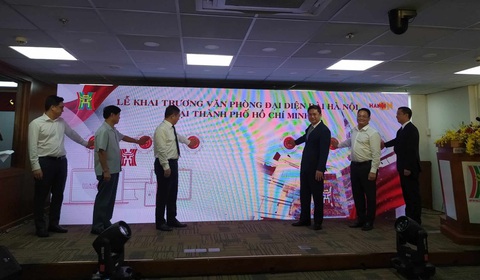 Ra mắt văn phòng đại diện Đài Hà Nội tại TP.HCM: mang hơi thở, tâm tình bà con phương nam - Ảnh 1. Các đại biểu chuẩn bị ấn nút khai trương văn phòng đại diện Đài Hà Nội tại TP.HCM - Ảnh: T.VĂN