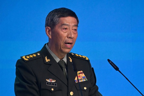 Trung Quốc muốn mở rộng tập trận, tăng cường quan hệ với các nước láng giềng - Ảnh 1. Bộ trưởng Quốc phòng Trung Quốc Lý Thượng Phúc phát biểu tại Hội nghị an ninh Matxcơva ngày 15-8 - Ảnh: AFP