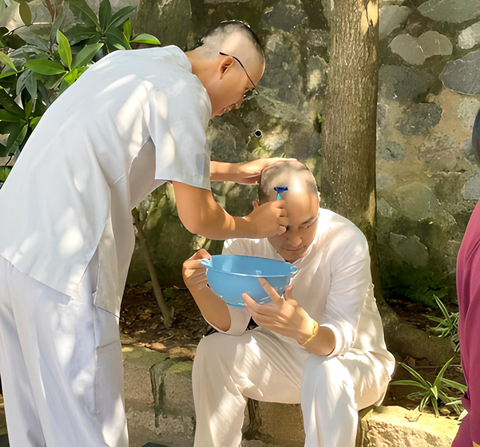 MC Phan Anh chia sẻ trải nghiệm làm tu sĩ trong 10 ngày ở chùa Bửu Long - Ảnh 3. Hai con của Phan Anh có phản ứng thú vị khi thấy cha xuống tóc - Ảnh: Facebook Lê Thành Vân