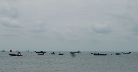 Hàng chục tàu thuyền tìm kiếm ngư dân mất tích khi đi câu mực - Ảnh 1. Vùng biển trước cửa sông Roòn nơi ngư dân mất tích - Ảnh: Q.NAM