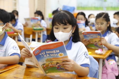 Học sinh một trường tiểu học ở TP.HCM trong giờ học môn tự nhiên xã hội với sách giáo khoa mới - Ảnh: NHƯ HÙNG Học sinh một trường tiểu học ở TP.HCM trong giờ học môn tự nhiên xã hội với sách giáo khoa mới - Ảnh: NHƯ HÙNG