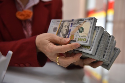 Giá USD bất ngờ dậy sóng, vì sao? - Ảnh 1. Tỉ giá USD bất ngờ dậy sóng sau 7 tháng đứng im - Ảnh: NGỌC PHƯỢNG