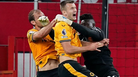 Cơ quan quản lý trọng tài xin lỗi Wolverhampton sau trận thua oan Man United - Ảnh 1. Tình huống Onana (phải) của Man United va chạm với Kalajdzic (giữa) - Ảnh: THE SUN