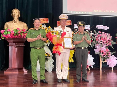 Trưởng Công an TP Thủ Đức làm phó giám đốc Công an TP.HCM - Ảnh 1. Thượng tá Nguyễn Đình Dương nhận quyết định của Bộ Công an làm phó giám đốc Công an TP.HCM ngày 15-8 - Ảnh: Công an TP.HCM